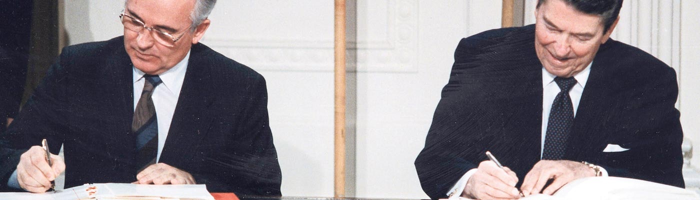 Historisches nun revidiert: der sowjetische Generalsekretär Gorbatschow und US-Präsident Reagan (r.) bei der Unterzeichnung des INF-Vertrag im Weißen Haus am 8. Dezember 1987.