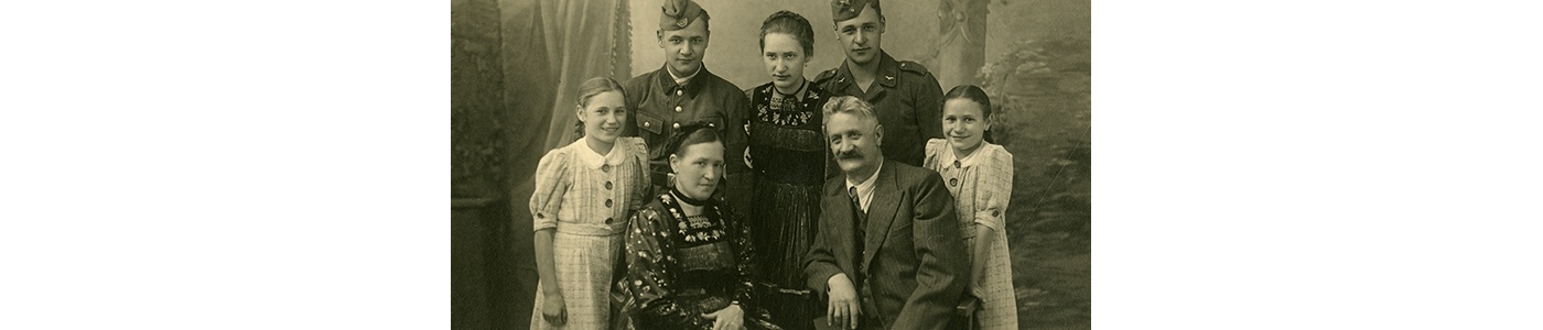 Die Fotografenfamilie Hiller um 1943, vorne: die Eltern Maria und Kaspar sen., hinten: (v.l.) die Kinder Melitta, Rudolf, Hedwig, Kaspar jun. und Regina.