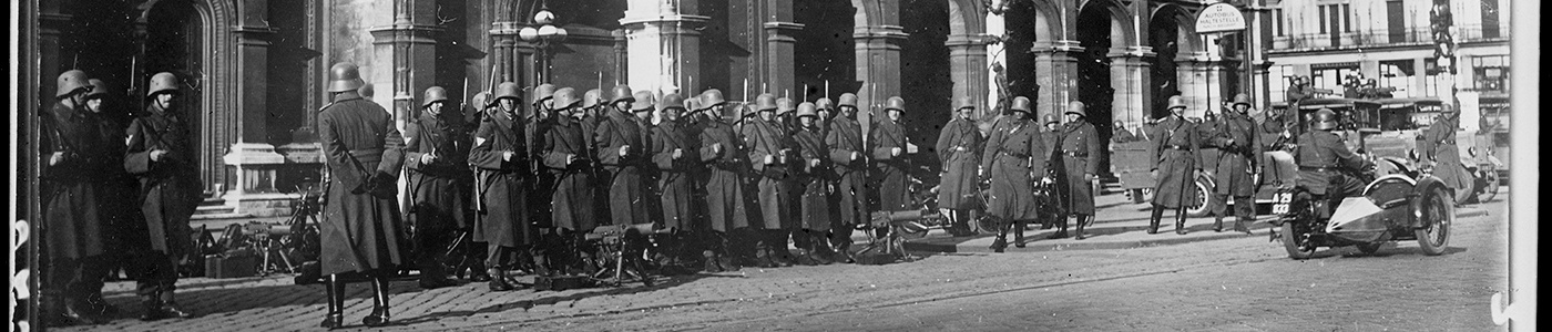 Soldaten des Bundesheeres während des Aufstands der republikanischen Schutzbündler im Februar 1934 vor der Oper in Wien.© Bundesarchiv Deutschland/Bild 102-00329