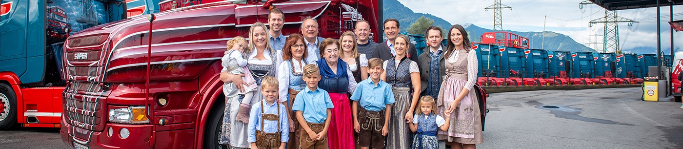 Acht Familienmitglieder aus drei Generationen sind heute im Unternehmen Vögel Transporte tätig. Im Vordergrund die vierte Generation, die Urenkel von August und Fini Vögel.