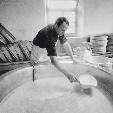 Konrad Troy im Sennhaus Hammerartsberg-Eggatsberg im September 1992 – im Hintergrund die Gepsen, die im letzten Arbeitsschritt des Tages im auf 90 Grad erhitzen Schotten gereinigt werden.<br><br>Fotos: Peter Hämmerle