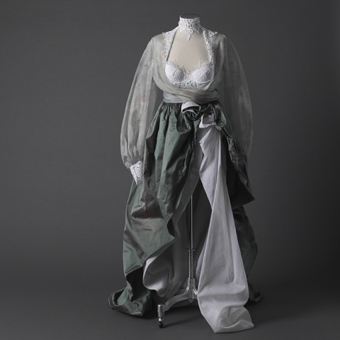 Neben den kleinen Musterteilen umfasst die Sammlung zudem rund 350 Kleider – vom gestickten Nachthemd bis zur edlen Robe von bekannten Designern wie Helmut Lang. © Foto: Günter König