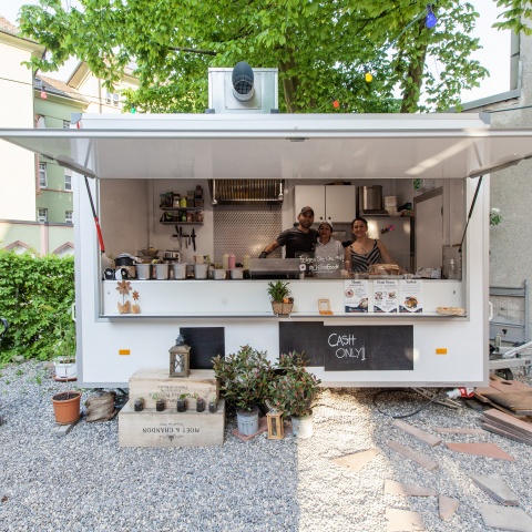 Der Wagen des Kolumbianers David Gietzinger steht fix im Gastgarten des Honolulu Hotels in Bregenz. © Peter Marcel Ionian