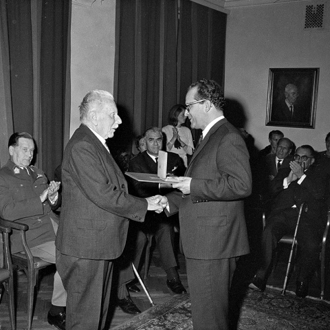 Landeshauptmann Herbert Keßler überreicht Hans Nägele (l.) im Jahr 1968 das Silberne Ehrenzeichen, die zweithöchste Vorarlberger Landesauszeichnung.© Oskar Spang/Stadtarchiv Bregenz