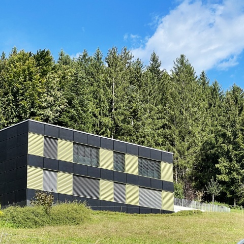 Gerade die Kühlung mit Sonnenstrom wird in Zukunft immer wichtiger werden. Im Sommer erzeugt die Sonne sowieso genügend Strom.