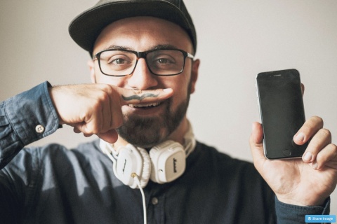 Ali Mahlodji sagt: „Wer wirklich etwas verändern will, muss das Leben selbst in die Hand nehmen, man darf nicht auf die große Veränderung von außen oder den Superhelden warten, der alles regelt.“ Ali Mahlodji sagt: „Wer wirklich etwas verändern will, muss das Leben selbst in die Hand nehmen, man darf nicht auf die große Veränderung von außen oder den Superhelden warten, der alles regelt.“