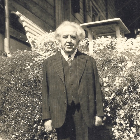 Dichter Eschelbach: „Wo sich nach menschlichem Ermessen die letzten Dinge dieses Krieges nicht abspielen werden.“<br><br>Fotos: wikimedia, beigestellt