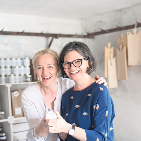 Karin Kaufmann (links) ist mit fünf Geschwistern auf einem Bauernhof mit Gasthaus in Doren im Bregenzerwald aufgewachsen. Sie lebt und arbeitet in Egg im Bregenzerwald. Sie ist Mitglied der Handwerkerkooperative „Werkraum Bregenzerwald“ und des Netzwerks „Gastgeben auf Vorarlberger Art“. Karin Guldenschuh lebt in einem alten Obstgarten in Wolfurt, den ihre Großeltern gepflanzt haben. Sie hat an der Wirtschaftsuniversität Wien studiert. Mit ihrem Büro für Kommunikation ist sie als Unternehmensberaterin und Autorin tätig. Zuvor war sie jahrzehntelang Journalistin im Fernsehen und Hörfunk beim ORF.<br><br>Fotos: Marcel A. Mayer, beigestellt