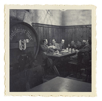 Stammtisch im Jahr 1936: Traditionell wurden früher Wirtshäuser als zentraler weltlicher Versammlungsort genutzt, als Orte des Zeitvertreibs, der politischen Meinungsbildung sowie als Umschlagplatz für Informationen und wichtige Neuigkeiten. <br><br>Foto: Vorarlberger Landesbibliothek/Sammlung Norbert Bertolini