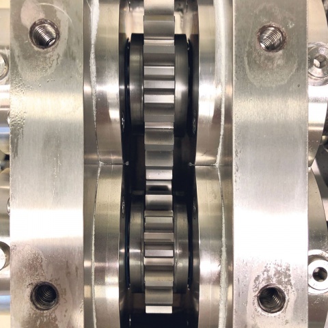 Getriebezahnrad-Teststand an der TU München: die korrosionsfreie Herzkammer des wassergeschmierten Hochleistungsgetriebes. <br><br>Fotos: Dominik Cofalka, beigestellt