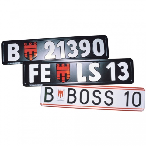 Entwürfe für die neuen Autokennzeichen: oben Hundertwasser, unten realisiert.