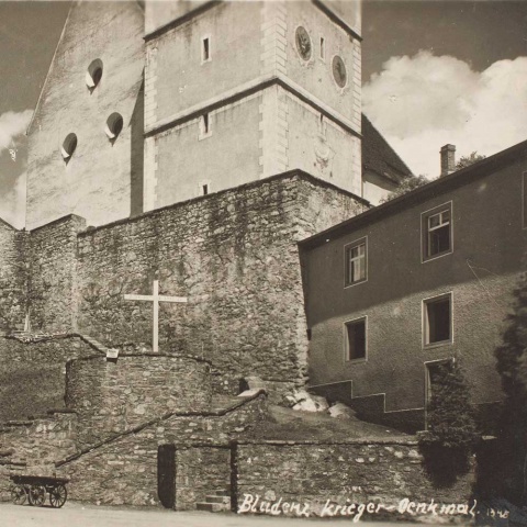 Denkmäler bekunden als Gradmesser mehr über die Periode, in der sie errichtet, gestürzt oder umgeformt wurden, als über die Zeit, an die sie erinnern sollen. Sie beschreiben, wie wir mit der Hypothek aus der Geschichte umgehen. <br><br>Fotos: Stadtarchiv Bludenz, beigestellt