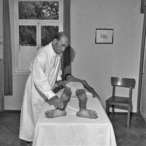 Wilhelm Püschel bot ab 1955 in Bad Diezlings eine neuartige Therapie gegen Kinderlähmung an.