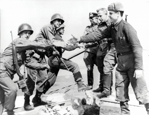 Amerikanische (l.) und sowjetische Soldaten im Jahr 1945. © Graggaber Josef/Flickr