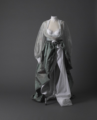 Neben den kleinen Musterteilen umfasst die Sammlung zudem rund 350 Kleider – vom gestickten Nachthemd bis zur edlen Robe von bekannten Designern wie Helmut Lang. © Foto: Günter König