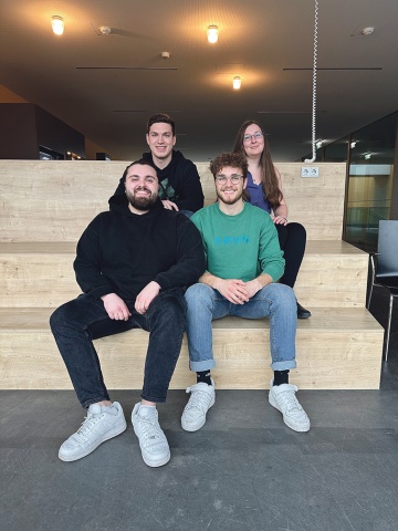 Selahattin Can Özyanik, Viktor Hirsch, Simon Lasser und Sabrina Aurenz (v. vorne li.) arbeiten gemeinsam an einem Studierendenprojekt. (c)FHV