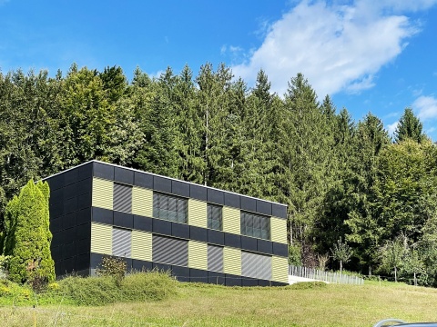 Gerade die Kühlung mit Sonnenstrom wird in Zukunft immer wichtiger werden. Im Sommer erzeugt die Sonne sowieso genügend Strom.