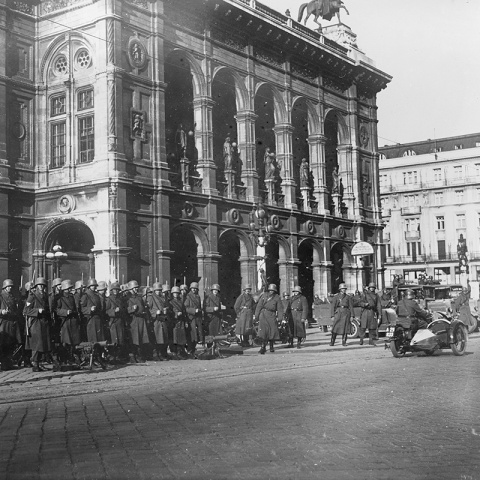 Soldaten des Bundesheeres während des Aufstands der republikanischen Schutzbündler im Februar 1934 vor der Oper in Wien.© Bundesarchiv Deutschland/Bild 102-00329