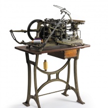 Fädelmaschine der Fa. Adolf Saurer, Arbon, um 1890. Die ab 1884 eingeführte Fädelmaschine für Kettenstichstickerei machte erstmals Kinderarbeit in diesem Bereich überflüssig. Damals waren rund 12 Prozent der Bevölkerung in der Stickerei tätig.