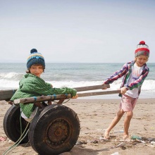 Martina Walch hat sich als Unternehmerin in Bali etabliert: An die hundert Frauen stricken in Handarbeit kunterbunte „Dana Beanies“ für kleine und große Mützenliebhaber.