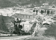 © Vorarlberger Illwerke AG, Bregenz Blick auf den Kraftwerksrohbau im Jahr 1929. Im Vordergrund ist der Schrägaufzug entlang der Druckrohrleitungen zu sehen.