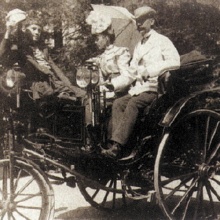 Eugen Zardetti auf seinem Benz-Motorwagen.