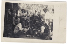 Kriegsgefangene bei der Produktion von Zigaretten und beim Essenfassen.