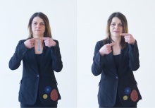 Den Faden verlieren: Die Zeigefinger stellen den Faden dar und treffen direkt aufeinander. Wenn eine Hand nach unten geht, wir ausgedrückt, dass man in einem Gespräch, einem Vortrag o.Ä. den Faden verloren hat. Fasst man sich wieder, geht die Hand nach oben und die Zeigefinger stoßen wie in der ersten Position aneinander. 