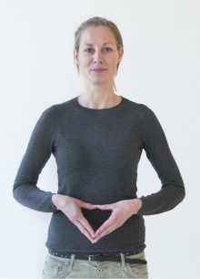 Angela Merkel: Die deutsche Bundeskanzlerin Angela Merkel wird in der Gebärdensprache mit der als „Merkel-Raute“ bekannten Handposition dargestellt.