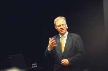 Univ.-Prof. Dr. Rainer Münz * 18. Juni 1954 in Basel, arbeitet seit 2015 im European Political Strategy Centre (EPSC) der Europäischen Kommission. Er berät dort den Präsidenten der Europäischen Kommission. Davor war er Leiter der Abteilung „Forschung & Entwicklung“ der Erste Group Bank in Wien, und Senior Fellow am Europäischen Think Tank Bruegel, am Migration Policy Institute (MPI) in Washington DC und am Hamburgischen WeltWirtschaftsInstitut (HWWI). Foto: Alexandra Serra