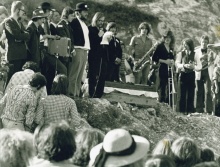 Flint-Begräbnis 1971 in der Nähe der Koblacher Neuburg mit Hartwig Rusch, Michael Ortner, Aldo Amann, Klaus Schöch, Reinhold Luger, Heimo Handl, Reinhold Bilgeri, Rainer Klien und vielen anderen. Flint-Begräbnis 1971 in der Nähe der Koblacher Neuburg mit Hartwig Rusch, Michael Ortner, Aldo Amann, Klaus Schöch, Reinhold Luger, Heimo Handl, Reinhold Bilgeri, Rainer Klien und vielen anderen. vorarlberger Landesbibliothek/Volare, Private Fotosammlung von Ulrich Ilg, istockphoto Flint-Begräbnis 1971 in der Nähe der Koblacher Neuburg mit Hartwig Rusch, Michael Ortner, Aldo Amann, Klaus Schöch, Reinhold Luger, Heimo Handl, Reinhold Bilgeri, Rainer Klien und vielen anderen. Flint-Begräbnis 1971 in der Nähe der Koblacher Neuburg mit Hartwig Rusch, Michael Ortner, Aldo Amann, Klaus Schöch, Reinhold Luger, Heimo Handl, Reinhold Bilgeri, Rainer Klien und vielen anderen. vorarlberger Landesbibliothek/Volare, Private Fotosammlung von Ulrich Ilg, istockphoto