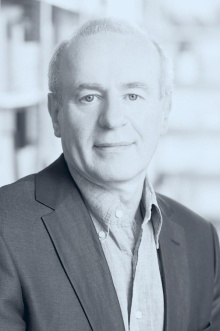 Zur Person Heinz Gärtner * 7. März 1951 in Pisweg, Kärnten, Professor für Politikwissenschaft, war bis 2016 wissenschaftlicher Direktor des Österreichischen Instituts für Internationale Politik. Gärtner, der unter anderem auch an der Universität Wien und an der Donau-Universität Krems lehrt, ist ein international anerkannter Experte. Er hat regelmäßige Forschungsaufenthalte und Gastprofessuren, an nordamerikanischen Universitäten wie etwa in Stanford, New York, Washington und auch in London.