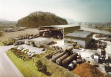 1974 begann Reinold Loacker mit den Bauarbeiten am Ortsrand von Götzis. Weil das Grundstück einen direkten Gleisanschluss hatte, war es ideal für die Firma.