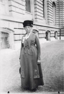 Bertha Trüssel in der Stadt Bern 1921<br>Foto: Schweizerisches Sozialarchiv