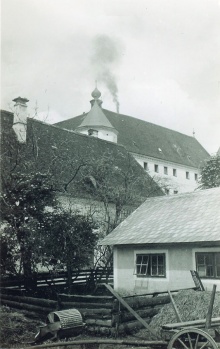 Eines der wenigen überlieferten Fotos der Tötungsanstalt Hartheim aus der Zeit der NS-Diktatur zeigt die schwarze Rauchsäule des Krematoriums in den Himmel aufsteigen.