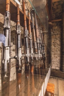 Seine umfangreiche Waffensammlung – zuvor im Pfarrhaus untergebracht – schenkte Gebhard Wendelin Gunz 1938 dem Schattenburg- Museum. <br><br> Fotos: Daniel Mauche, Oskar Spang/Stadtarchiv Bregenz