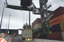 Das Güterterminal Wolfurt wurde 2018 als Drehscheibe des Schienen- und Straßengüterverkehrs im Bodenseeraum eröffnet. Für die exportorientierte Vorarlberger Wirtschaft ist das über 100.000 Quadratmeter große Gelände unter anderem mit vier 600 Meter langen Ladegleisen und zwei Portalkränen sprichwörtlich das Tor zur Welt:Die Hauptdestinationen der auf die Schiene verlegten Güter sind die Nord-, Süd- und Westhäfen, abgesehen von der Anbindung an das nationale Streckennetz. Nach dem umfangreichen Umbau 2018 konnte die jährliche Umschlagskapazität auf 190.000 ITE (Intermodale Transporteinheiten) verdoppelt werden. <br>Fotos: Gebrüder Weiss/Frederick Sams, Simon Gross, Beigestellt