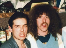 Reinhold Bilgeri zusammen mit Falco auf dem Donauinselfest im Jahr 1981.