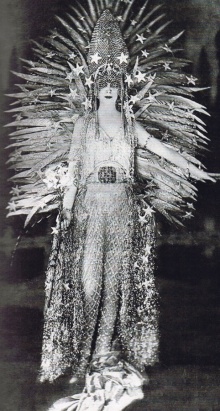 Die Marchesa Luisa Casati fiel gerne durch kühne, ausgefallene Bekleidung auf – hier im Jahr 1922.